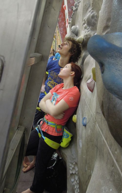 Adam Ondra a Iva Vejmolov� sleduj� s nap�t�m Jakuba Kone�n�ho ve fin�lov� cest�