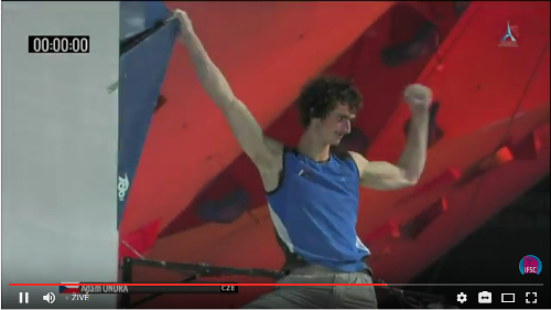 Adam Ondra topuje jeden z finlovch bouldr