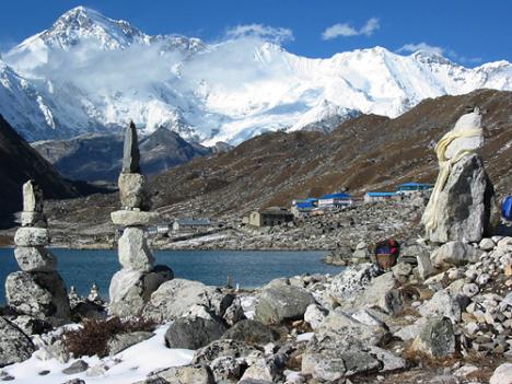 Cho Oyu (8201 m) od jihu z ledovce Ngozumpa, v poped Gokyo Lake. (Autor ahy)