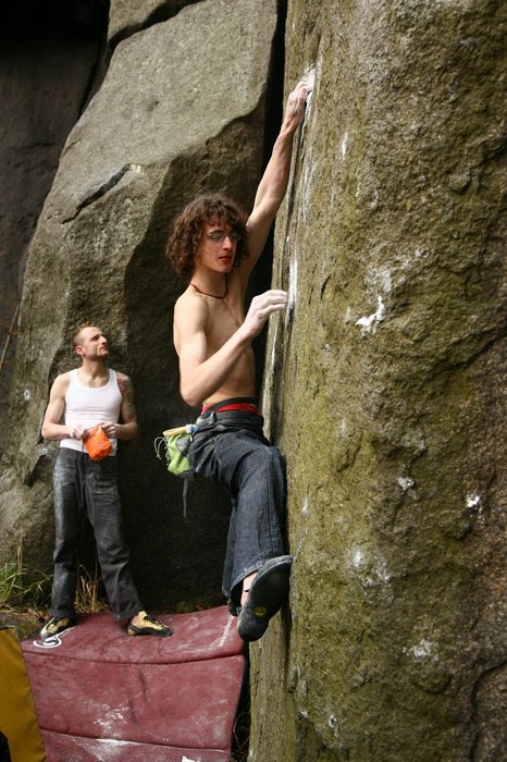 Adam Ondra, Tom Mrzek v pozad