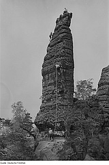 Věž Tante, Schrammsteine, Sasko
CC BY-SA 3.0 de https://commons.wikimedia.org/wiki/File:Fotothek_df_ps_0001761_Landschaften_%5E_H%C3%BCgellandschaften_-_Gebirgslandschaften.jpg