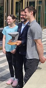 Míša Smetanová, Jan Bloudek a Adam Ondra pózují fotografům na tiskové konferenci před svěťákem v Praze 2025