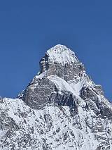 Dvojvrcholov� U�ba, ale zboku a tak jen jeden vrchol, fotka z t�ry na skialpech.