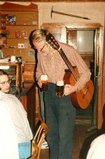 Poslední slanění 1998 na Suškách (v hostinci paní Boudové-Weise-Doubnera-Singing Rocks,...). Špicálovy studentské brýle hledí zblízka na půllitry zdánlivě netečně,...